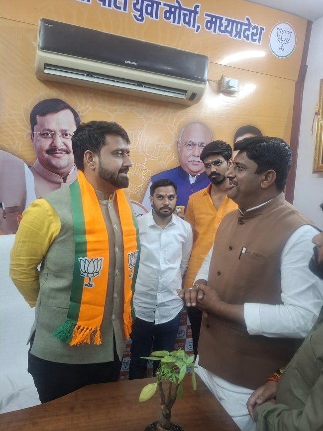 ShravanSChawda's tweet photo. भाजपा प्रदेश कार्यालय में भा.ज.यु.मो प्रदेश अध्यक्ष श्री श्याम टेलर जी से सौजन्य भेंट कर संगठनात्मक विषयों पर सार्थक चर्चा की।
@shyamtailorsjr
#shyamtailor #bjym #bjp #BJPNationFirst https://t.co/JWygVR3Tgz