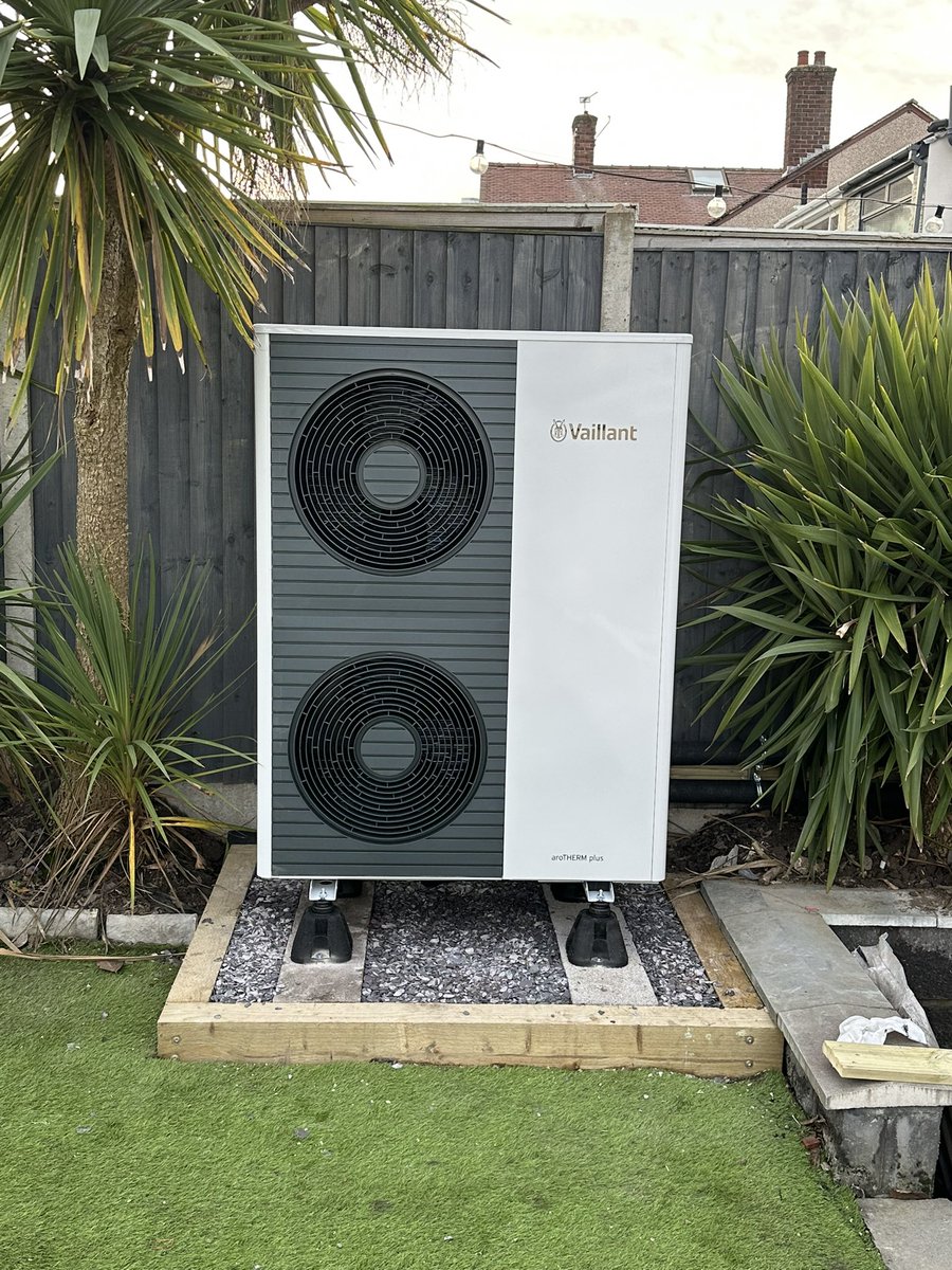JldGas's tweet photo. Another job completed for a lovely customer on a Zero disrupt installation Vaillant 12kw Arotherm plus with 175l slimline vaillant cylinder, system cleaned with thorough flush equipment and then filled to VDI 2035, customer very happy https://t.co/jFOyBWY130