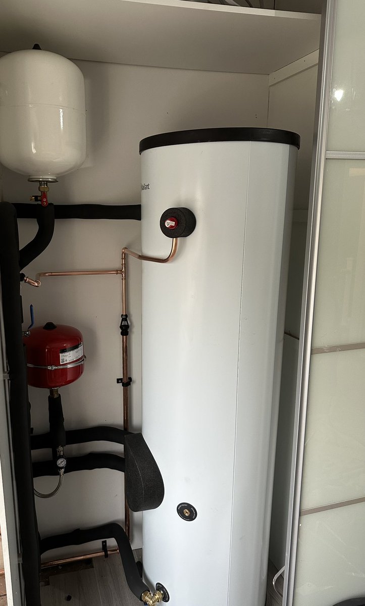 JldGas's tweet photo. Another job completed for a lovely customer on a Zero disrupt installation Vaillant 12kw Arotherm plus with 175l slimline vaillant cylinder, system cleaned with thorough flush equipment and then filled to VDI 2035, customer very happy https://t.co/jFOyBWY130