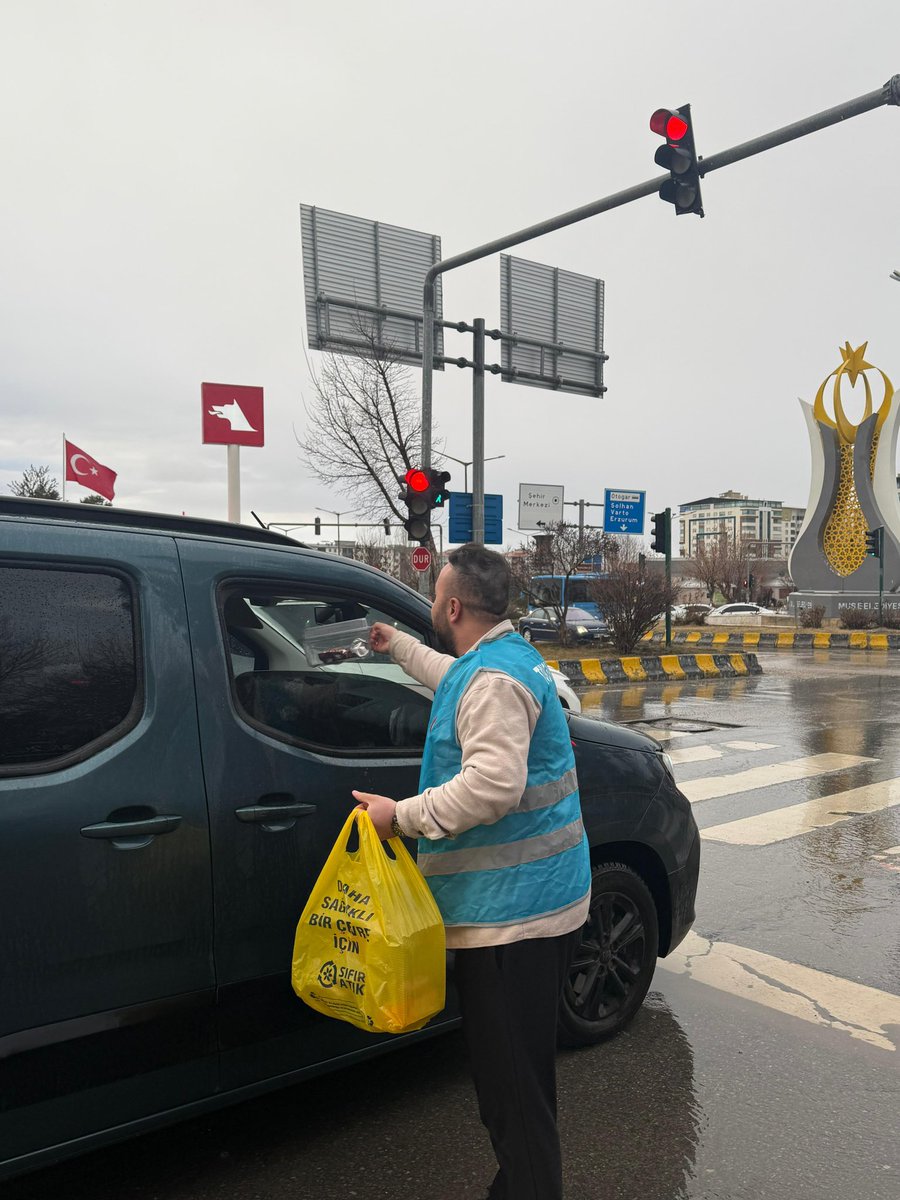 Destek Koordinatörlüğümüz sahalarda. İftara 5 kala✨ İftar sofrasına yetişemeyen vatandaşlarımıza oruçlarını açmaları için ikramlıklarda bulunduk. 
#tügvadestek