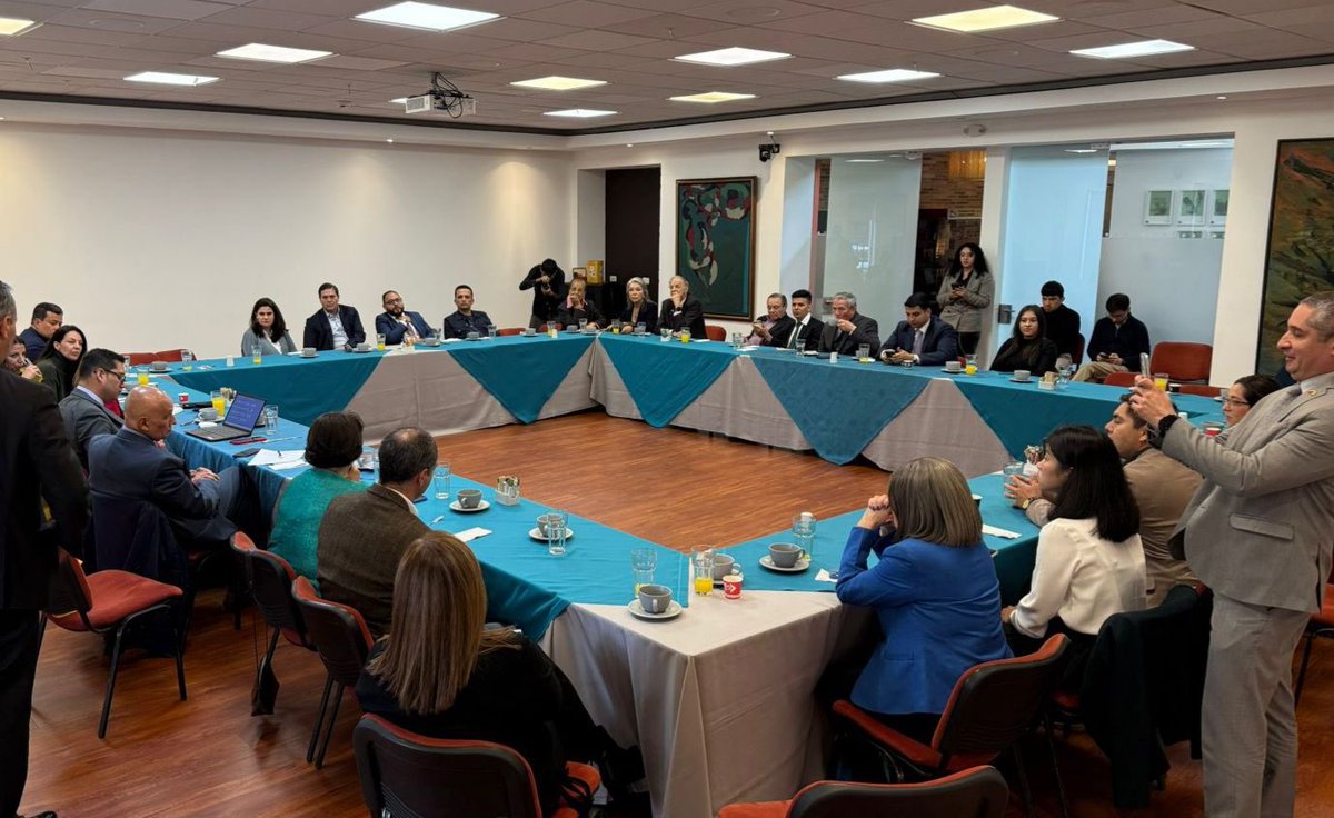 PinzonBueno's tweet photo. Reunido con la Red de Cámaras Binacionales. Diagnóstico claro: Colombia necesita un shock de confianza y eficiencia.

Mi compromiso: un gobierno que sea socio, no obstáculo. Y para empezar ya, les lancé un desafío: identifiquen 5 eventos de talla mundial que traeremos a Colombia.

Así se construye un país: con metas claras y trabajo en equipo.