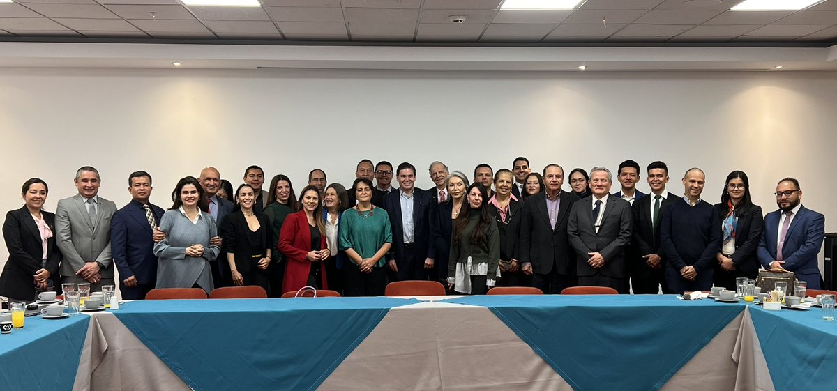 PinzonBueno's tweet photo. Reunido con la Red de Cámaras Binacionales. Diagnóstico claro: Colombia necesita un shock de confianza y eficiencia.

Mi compromiso: un gobierno que sea socio, no obstáculo. Y para empezar ya, les lancé un desafío: identifiquen 5 eventos de talla mundial que traeremos a Colombia.

Así se construye un país: con metas claras y trabajo en equipo.