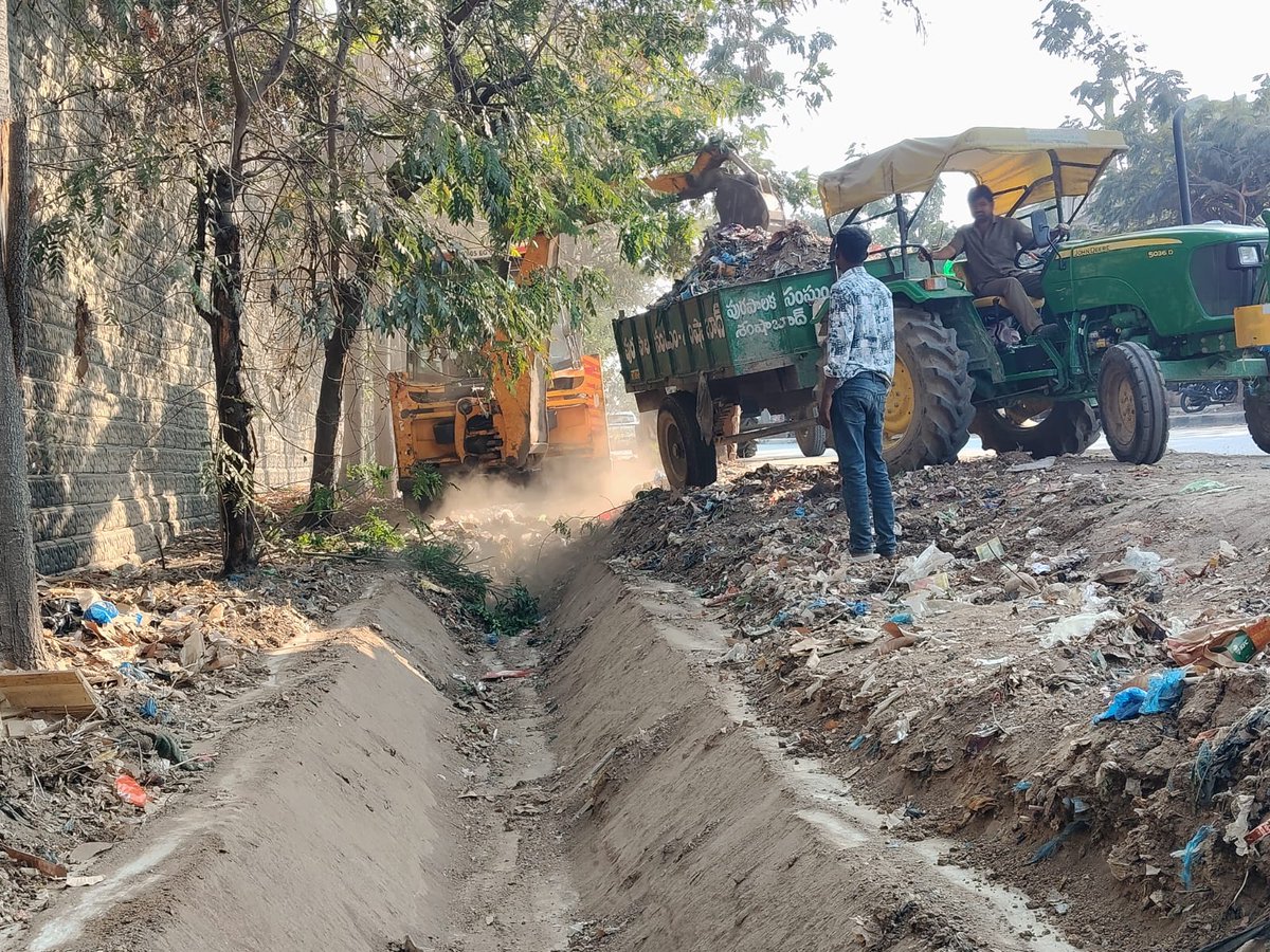 DEESWM's tweet photo. @SteveChobs @revanth_anumula @CommissionrGHMC @GHMCOnline @gadwalvijayainc @TV9Telugu @NtvTeluguLive In coordination with ORR service roads cleaning is under progress.few challens are imposed for better sanitation. https://t.co/DlZITZuYZk
