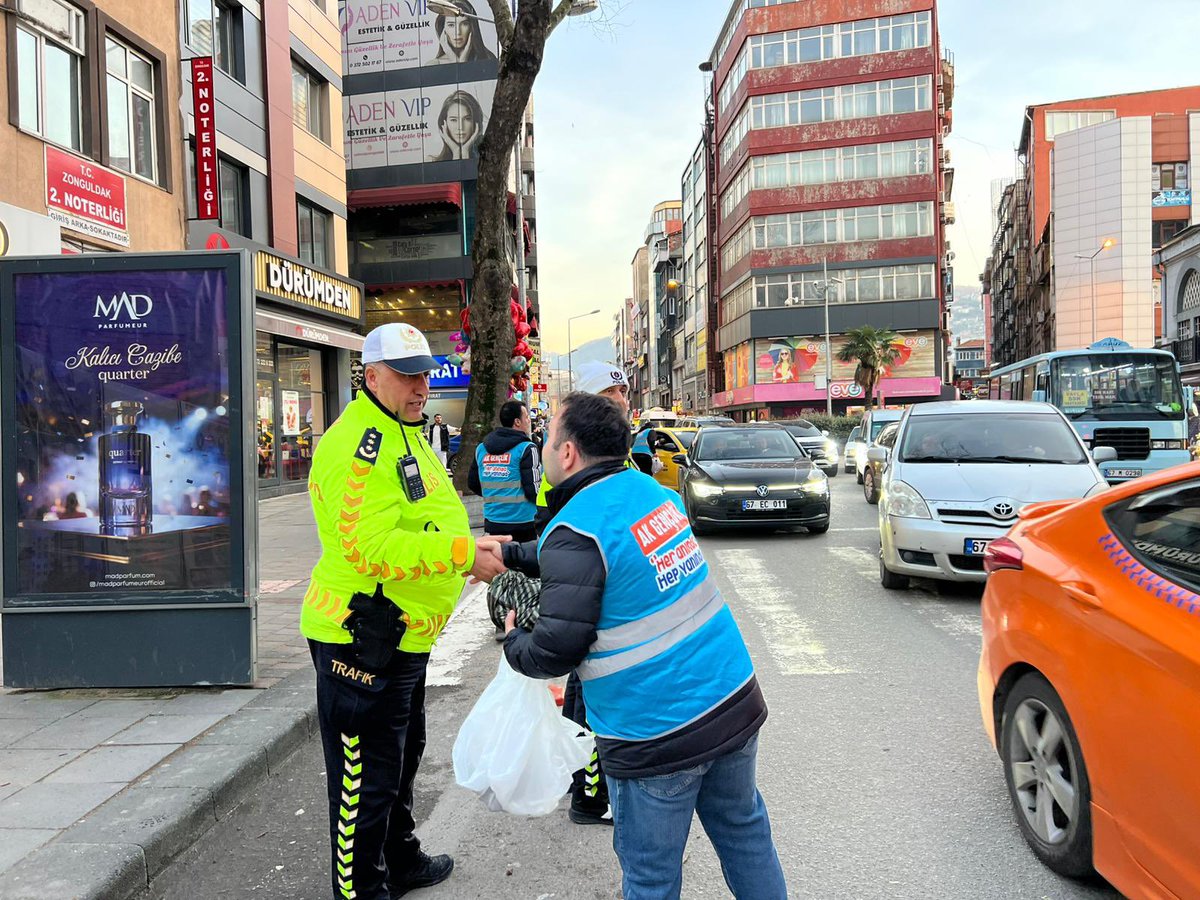 AK Gençlik olarak geleneksel hale gelen “İftara 5 Kala” programımız kaldığı yerden devam ediyor. 🌙

Evlerine yetişemeyen, trafikte kalan vatandaşlarımıza iftariyelik dağıtımı gerçekleştirerek Ramazan’ın bereketini ve paylaşma ruhunu sahaya taşıdık.

Programımıza İl Başkanımız ve