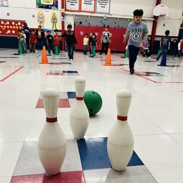 RooseveltBronc1's tweet photo. Step right up and try your luck at the Bronco Bowling Alley! Our PE classes were on a ROLL  today — scoring strikes, picking up spares, and showing off some serious aim! From teamwork to sportsmanship, our Broncos bowled their way to success and had a blast doing it. 🐴❤️🎳 https://t.co/3CDaVWe9pD