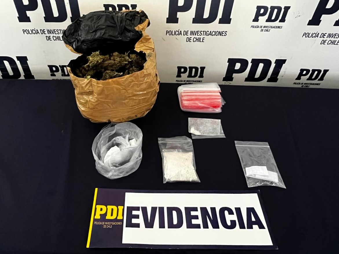 PDI_Arica's tweet photo. 🔵Detectives MT0 de la @PDI_Arica desarticularon un punto de venta en de drogas en pequeñas cantidades en la población Radio El Morro de #Arica. En el lugar, se detuvo a dos imputados chilenos, y se incautaron diversas drogas listas para su comercialización. https://t.co/Bu9TKaOiJ8