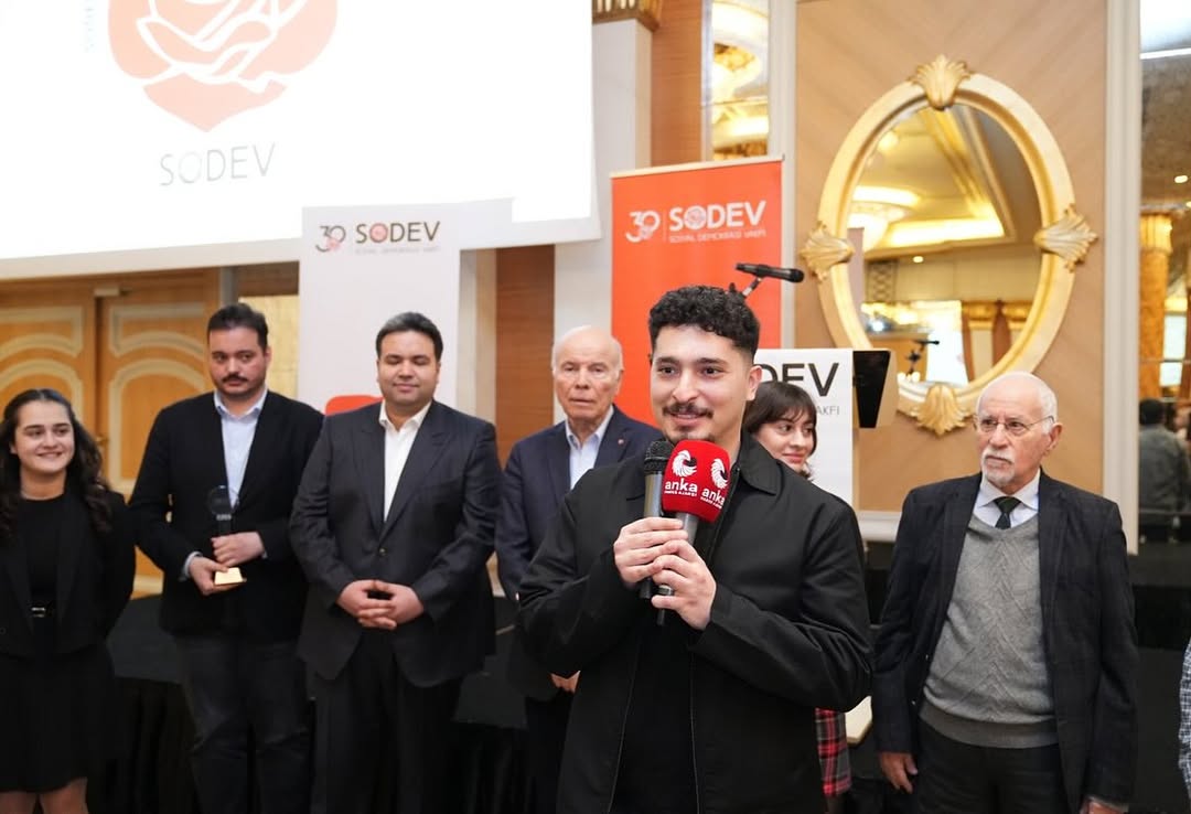 IUogrmeclisi's tweet photo. İstanbul Üniversitesi Öğrenci Meclisi, SODEV'in 2025 Yılı İnsan Hakları, Demokrasi, Barış ve Dayanışma Ödülünü 19 Martta barikatı yıkanlar adına aldı. 

Öğrenci Meclisinden arkadaşımız Ahmet, "Barikatları yıktığımız o sokaklardan başımız dik, gururla geçiyoruz. Ama bize yasakları koyanlar o sokaklarda utanarak dolaşıyorlar" ifadelerini kullandı ve "Yaşasın Öğrenci Dayanışması" diye ekledi. 

Bizler bu ödülü, yemekhane protestolarına katıldığı gerekçesiyle eğitim hakkı gasbedilen ve deport edilen Nana'ya, siyasi kumpaslar sonucu tutuklanan sosyalistlere, KHK ile hukuksuz bir şekilde işinden edilen akademisyenlere, direnen iş��ilere, onurlu yaşam mücadelesi veren tüm insanlara armağan ediyoruz!

KURTULUŞ YOK TEK BAŞINA YA HEP BERABER YA HİÇBİRİMİZ!