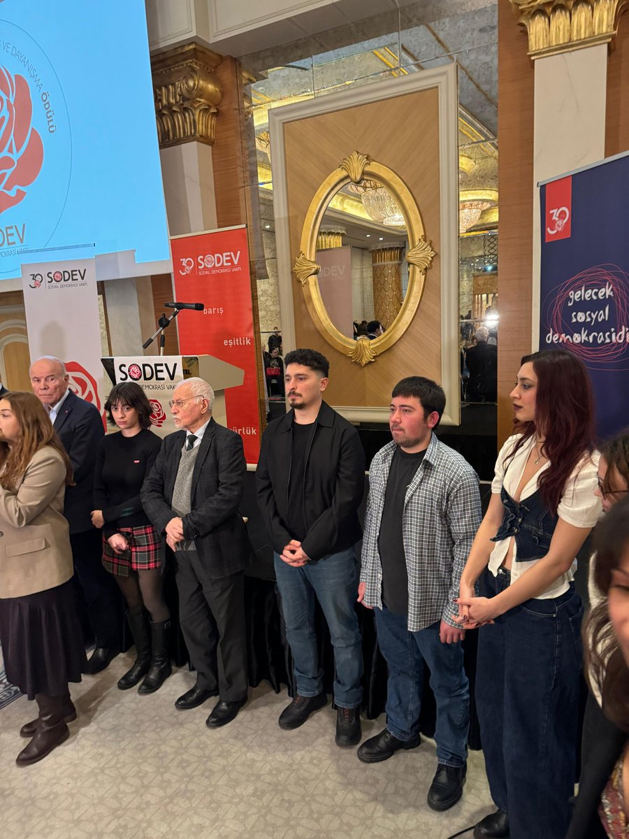 IUogrmeclisi's tweet photo. İstanbul Üniversitesi Öğrenci Meclisi, SODEV'in 2025 Yılı İnsan Hakları, Demokrasi, Barış ve Dayanışma Ödülünü 19 Martta barikatı yıkanlar adına aldı. 

Öğrenci Meclisinden arkadaşımız Ahmet, "Barikatları yıktığımız o sokaklardan başımız dik, gururla geçiyoruz. Ama bize yasakları koyanlar o sokaklarda utanarak dolaşıyorlar" ifadelerini kullandı ve "Yaşasın Öğrenci Dayanışması" diye ekledi. 

Bizler bu ödülü, yemekhane protestolarına katıldığı gerekçesiyle eğitim hakkı gasbedilen ve deport edilen Nana'ya, siyasi kumpaslar sonucu tutuklanan sosyalistlere, KHK ile hukuksuz bir şekilde işinden edilen akademisyenlere, direnen iş��ilere, onurlu yaşam mücadelesi veren tüm insanlara armağan ediyoruz!

KURTULUŞ YOK TEK BAŞINA YA HEP BERABER YA HİÇBİRİMİZ!