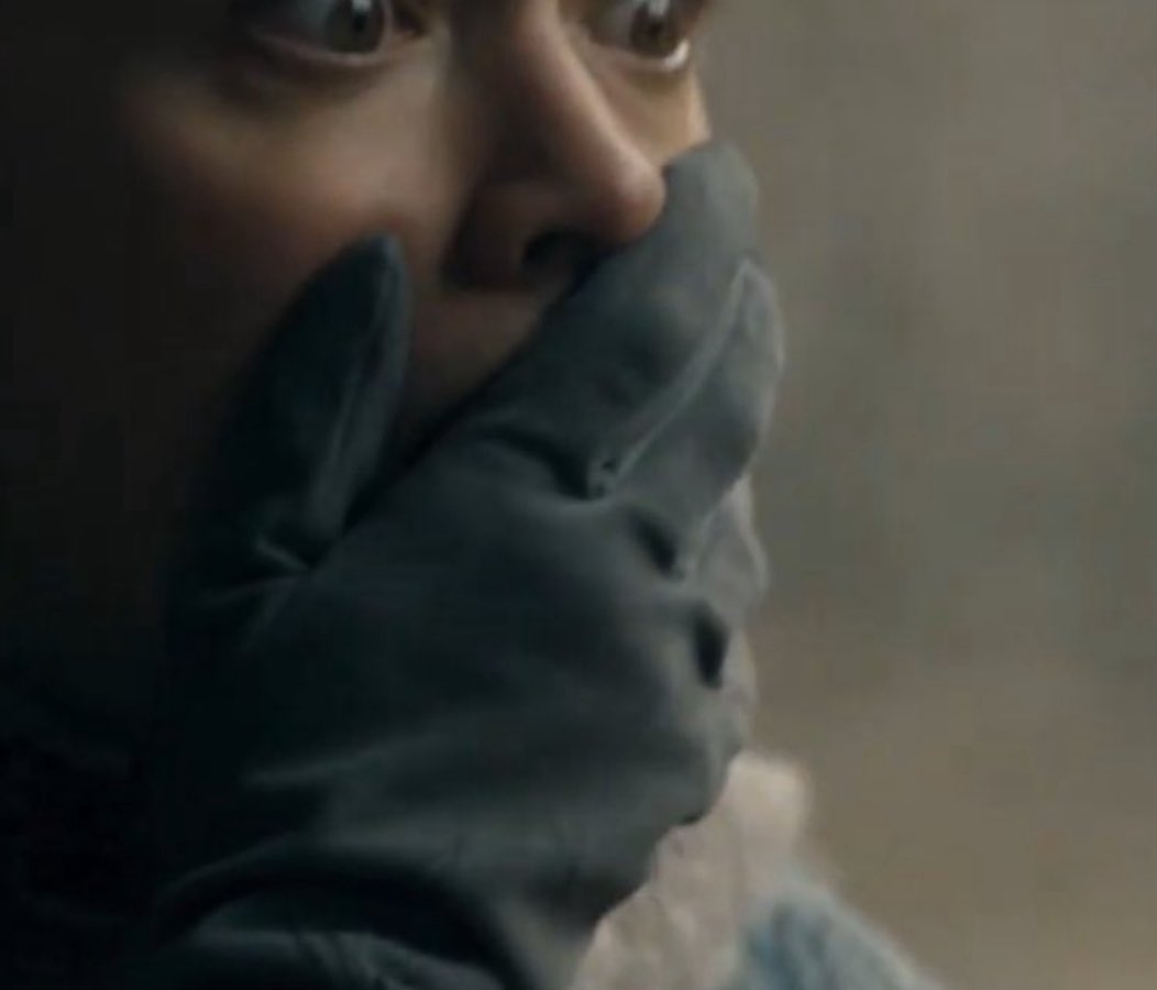 lauraplmer_'s tweet image. Guys… I think Olivia Cooke spoiled a scene for us; she's wearing gloves, only dragon riders wear gloves…