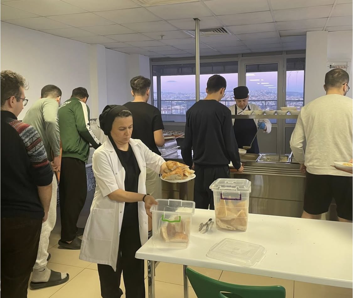 Türk Eğitim-Sen öğrenci yurdumuz..
Ramazan Ayının ilk iftarı,Allah kabul etsin.Üyelerimizin yakını öğrencilerimizin kalmış olduğu yurdumuz.Türk Eğitim-Sen bir sendikadan çok daha fazladır.
Durmadan yorulmadan Ülkemiz,Milletimiz,Devletimiz ve geleceğimiz için çalışmaya devam