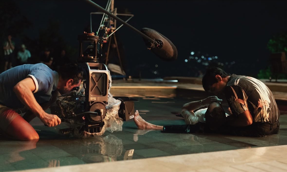 Laufeyson4eva's tweet image. The cinematographer posted his notes for the shooting of Teddy’s villa sequence in episode 2:

“Teddy is strangely beautiful” “the trust moment” “biblical”

Cinematography’s role in the emotional narrative will always be just INSANE god I love it. 👀❤️‍🔥
#TheNightManager