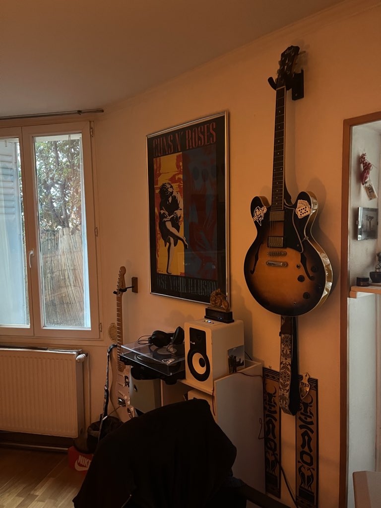 nath_eng's tweet photo. Des guitars dans les airs https://t.co/XqmkgKyWLI