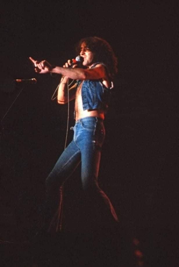 VelociHead tweet media