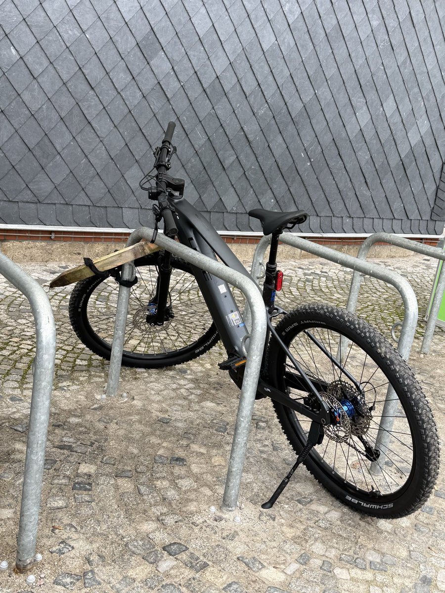 What an interesting way to steal someone’s bike 😭