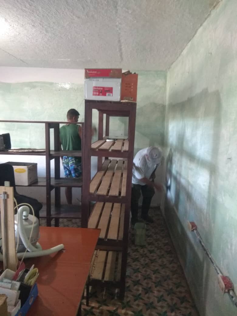 En la  mañana de hoy se realiza cambio de labor en el embellecimiento del laboratorio de física, donde participan trabajadores del centro.  <a href="/CubaMined/">MINED</a> @Educaciónvc @Yamilet500886