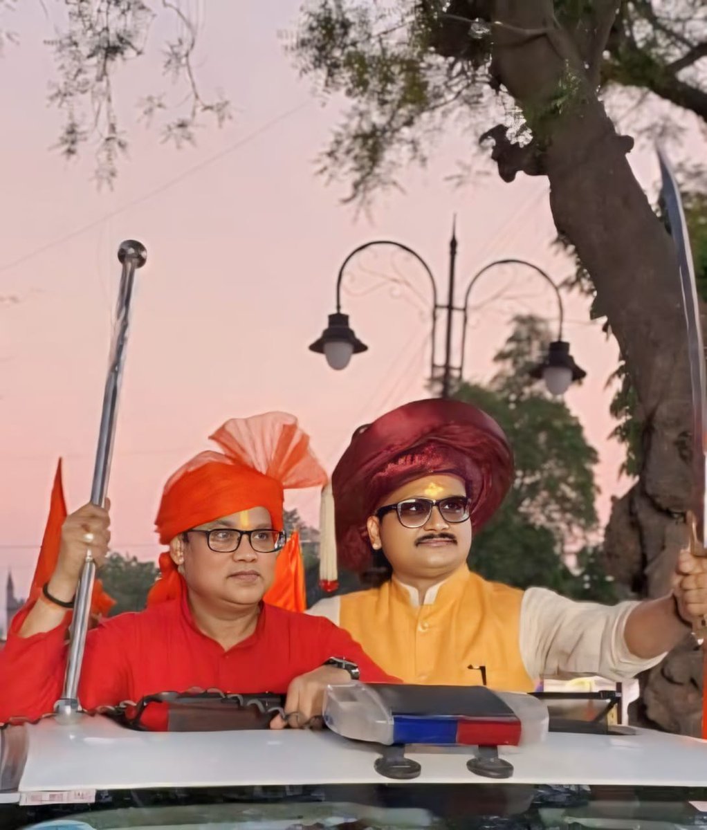 मैं हूं दधीच, राणा प्रताप, मैं वंशज पृथ्वीराज का हूं।
सदियों से शांति का अनुगामी  मैं अग्रसेन महाराज का हूं ।।
गर देख सको तो देखो तुम, मम दिल में भारत रहता है।
पर उबल रहा है खून आज, जो रगों में मेरी बहता है।।
इसलिए सुनो दिल्ली वालों, अब एक ही मेरा प्रण होगा।
अपने अधिकारों की