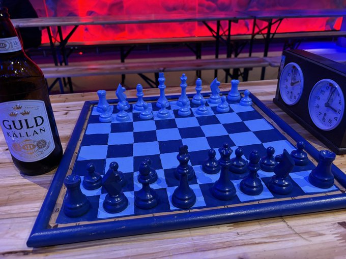 FKiSchack's tweet photo. På lördag 12:00 är det dags igen! ♟️DIF Schacks♟️samarbete med @rimligbar fortsätter även denna säsong! Vi tar med oss bräden och ger alla som vill stryk i schack, medan de säljer billig öl (till alla, inte bara oss). Sen har visst DIF Fotboll nån match också vid tretiden.. https://t.co/EHx7BLnItY