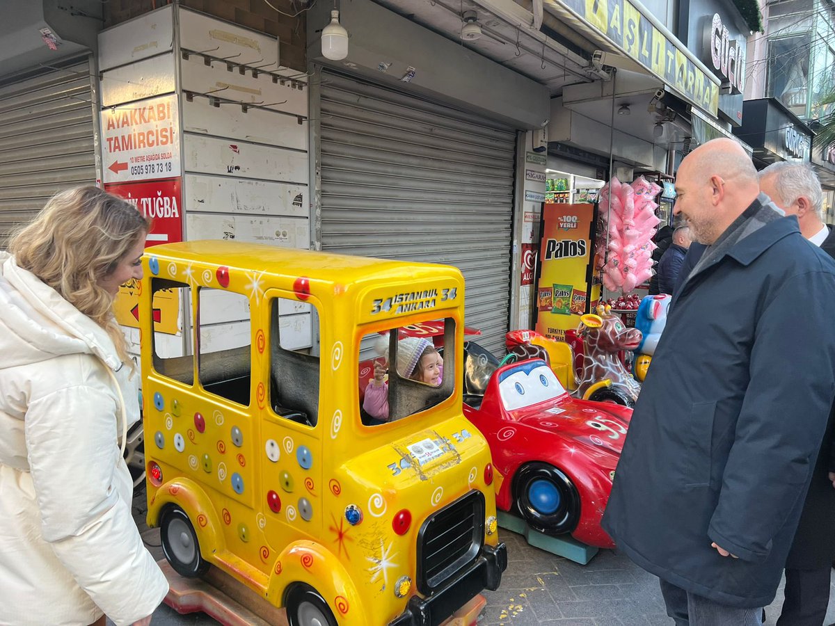 suleymansoylu's tweet photo. Gaziosmanpaşa Bağlarbaşı Caddesi’nde, Belediye Başkan Vekilimiz Eray Karadeniz ve İlçe Başkanımız İsmail Ergüneş ile birlikte iftar saatinde kıymetli esnaf kardeşlerimizi ziyaret ettik.

İş yerlerine misafir olduğumuz hemşehrilerimize hayırlı ve bereketli kazançlar diledik.

Alın teriyle rızkını kazanan tüm esnafımıza teşekkür ediyor; Ramazan-ı Şerif’in sağlık, huzur ve bol kazanç getirmesini temenni ediyorum.