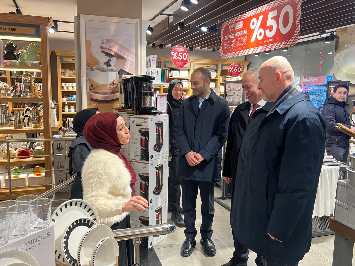 suleymansoylu's tweet photo. Gaziosmanpaşa Bağlarbaşı Caddesi’nde, Belediye Başkan Vekilimiz Eray Karadeniz ve İlçe Başkanımız İsmail Ergüneş ile birlikte iftar saatinde kıymetli esnaf kardeşlerimizi ziyaret ettik.

İş yerlerine misafir olduğumuz hemşehrilerimize hayırlı ve bereketli kazançlar diledik.

Alın teriyle rızkını kazanan tüm esnafımıza teşekkür ediyor; Ramazan-ı Şerif’in sağlık, huzur ve bol kazanç getirmesini temenni ediyorum.
