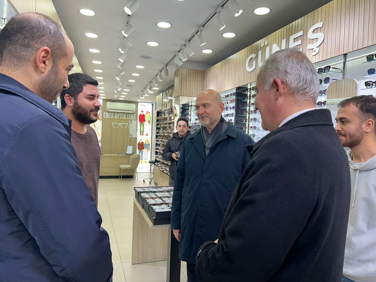 suleymansoylu's tweet photo. Gaziosmanpaşa Bağlarbaşı Caddesi’nde, Belediye Başkan Vekilimiz Eray Karadeniz ve İlçe Başkanımız İsmail Ergüneş ile birlikte iftar saatinde kıymetli esnaf kardeşlerimizi ziyaret ettik.

İş yerlerine misafir olduğumuz hemşehrilerimize hayırlı ve bereketli kazançlar diledik.

Alın teriyle rızkını kazanan tüm esnafımıza teşekkür ediyor; Ramazan-ı Şerif’in sağlık, huzur ve bol kazanç getirmesini temenni ediyorum.