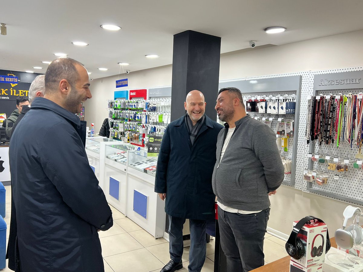 suleymansoylu's tweet photo. Gaziosmanpaşa Bağlarbaşı Caddesi’nde, Belediye Başkan Vekilimiz Eray Karadeniz ve İlçe Başkanımız İsmail Ergüneş ile birlikte iftar saatinde kıymetli esnaf kardeşlerimizi ziyaret ettik.

İş yerlerine misafir olduğumuz hemşehrilerimize hayırlı ve bereketli kazançlar diledik.

Alın teriyle rızkını kazanan tüm esnafımıza teşekkür ediyor; Ramazan-ı Şerif’in sağlık, huzur ve bol kazanç getirmesini temenni ediyorum.