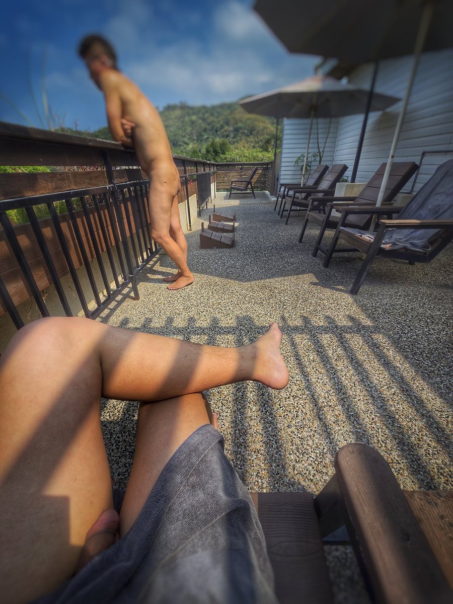 Peterwangx1's tweet photo. 趁過年來關子嶺泡湯
蒸氣室隱約看見他的粗黑屌
想試探卻又不敢得罪大叔
等蒸氣再次噴出後
我忍不住起身靠近他 撫摸他的龜頭
慢慢在我手中充血
我問叔：可以吹嗎？
他回：嗯
我握著他的肉棒來到牆角坐下
開始一連串的深交
伴隨心跳加速
口水和蒸氣的交融下
好爽
可惜最後他回了我……

#泡湯 #鮮肉 https://t.co/cVjKTbcXoR