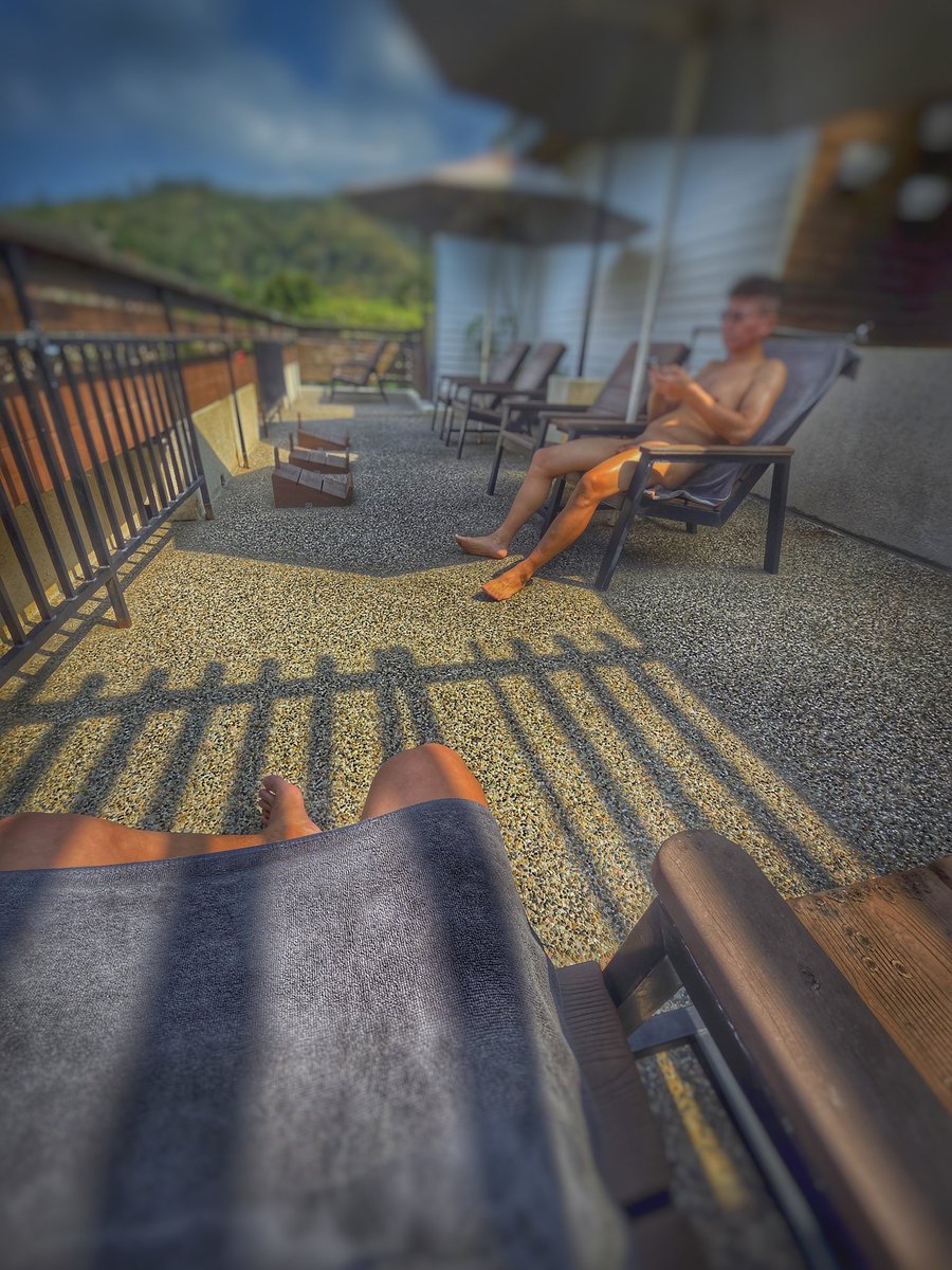 Peterwangx1's tweet photo. 趁過年來關子嶺泡湯
蒸氣室隱約看見他的粗黑屌
想試探卻又不敢得罪大叔
等蒸氣再次噴出後
我忍不住起身靠近他 撫摸他的龜頭
慢慢在我手中充血
我問叔：可以吹嗎？
他回：嗯
我握著他的肉棒來到牆角坐下
開始一連串的深交
伴隨心跳加速
口水和蒸氣的交融下
好爽
可惜最後他回了我……

#泡湯 #鮮肉 https://t.co/cVjKTbcXoR