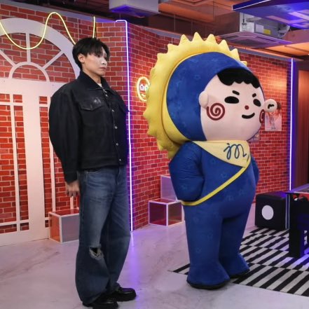 : โม่โดนด๊าทำโทษให้ยืนตรงเฉยๆ 5 นาทีคับ

: เดี๋ยวแด๊ดคุยให้ๆ

: ไหนแด๊ดบอกจะไปคุยให้ มายืนทำไมข้างๆโม่

: ไปคุยแล้ว ด๊าบอกให้แด๊ดมายืนตรง 10 นาที