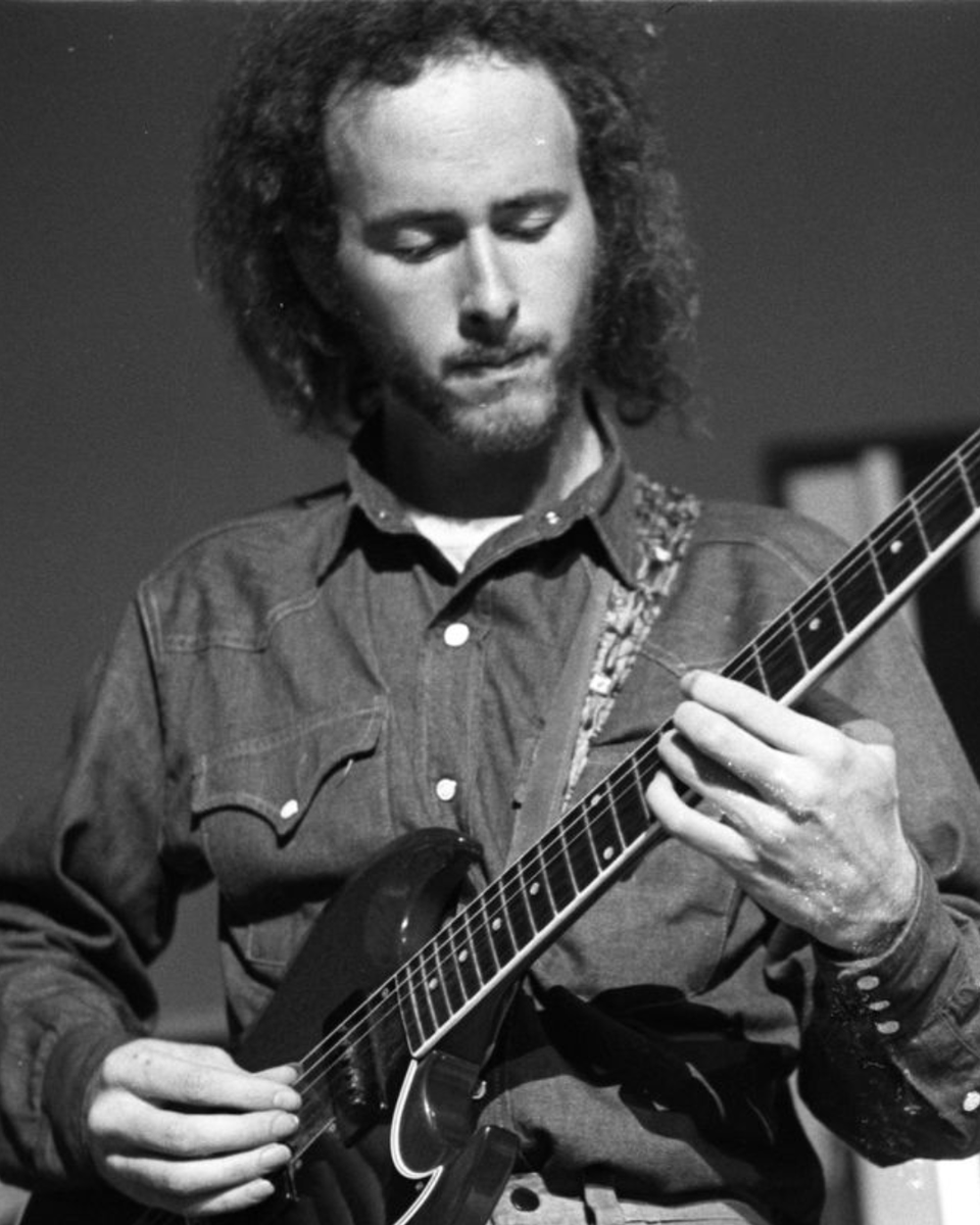 TheDoors's tweet image. 📸 Photographer Spotlight: Ethan Russell

Ethan Russell captured The Doors at the London Roundhouse, bringing their live energy to life.

While living in London, his roommate taught him to shoot black-and-white photos on a Pentax Skylight 1A, and he began photographing bands his