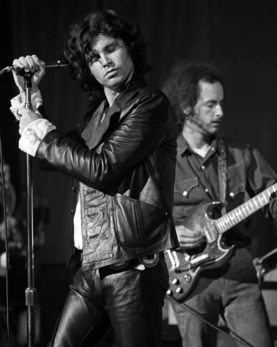 TheDoors's tweet image. 📸 Photographer Spotlight: Ethan Russell

Ethan Russell captured The Doors at the London Roundhouse, bringing their live energy to life.

While living in London, his roommate taught him to shoot black-and-white photos on a Pentax Skylight 1A, and he began photographing bands his