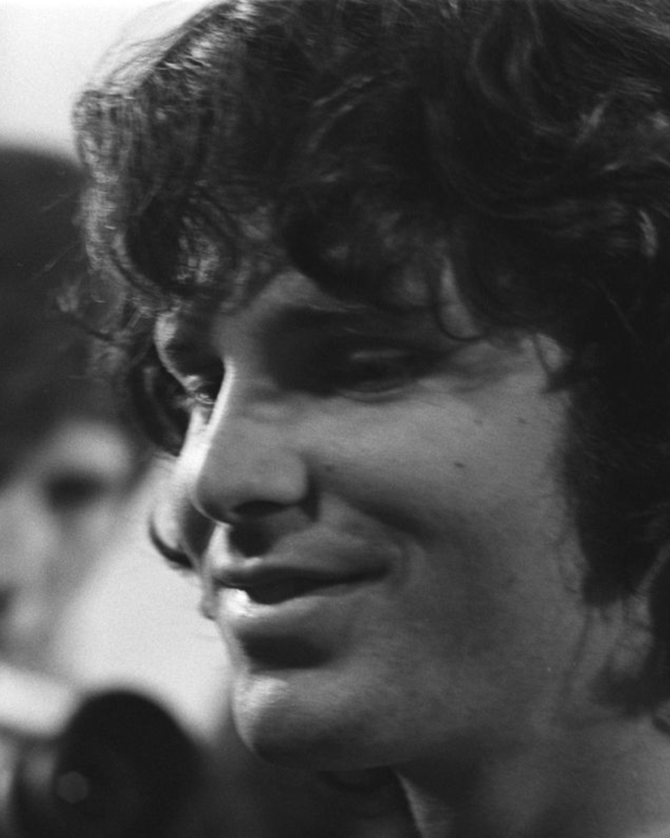 TheDoors's tweet image. 📸 Photographer Spotlight: Ethan Russell

Ethan Russell captured The Doors at the London Roundhouse, bringing their live energy to life.

While living in London, his roommate taught him to shoot black-and-white photos on a Pentax Skylight 1A, and he began photographing bands his