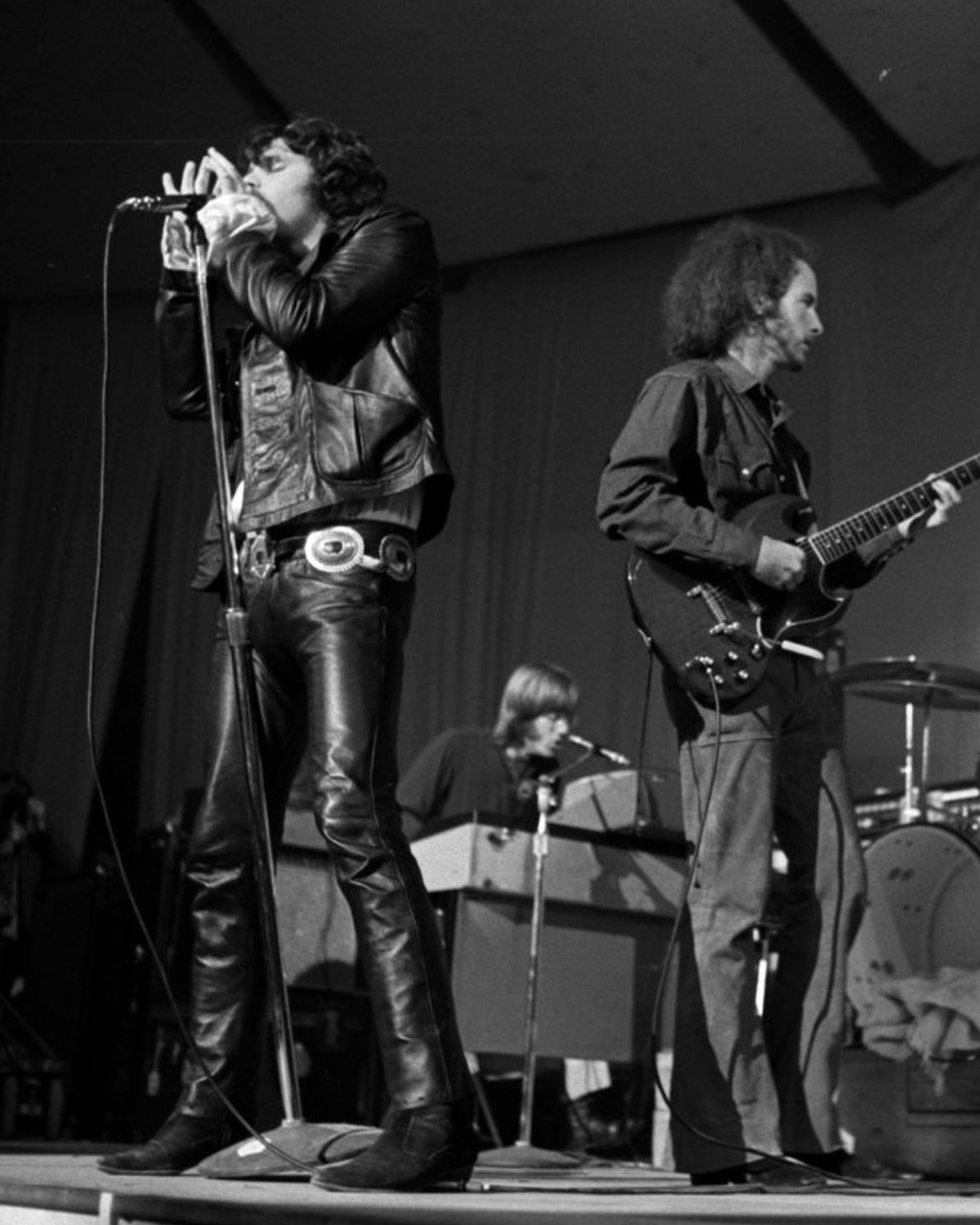 TheDoors's tweet image. 📸 Photographer Spotlight: Ethan Russell

Ethan Russell captured The Doors at the London Roundhouse, bringing their live energy to life.

While living in London, his roommate taught him to shoot black-and-white photos on a Pentax Skylight 1A, and he began photographing bands his