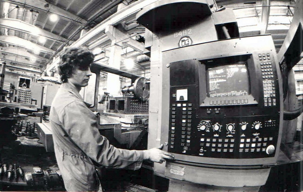 С 1981 года в СССР вступила в силу комплексная программа перевооружения промышленности на современные, цифровые, станки, к 1990 году в стране выпускались все типы цифровых станков в 800 вариантах. СССР входил в первую тройку мира по обеспечению такими станками производства.Галоши