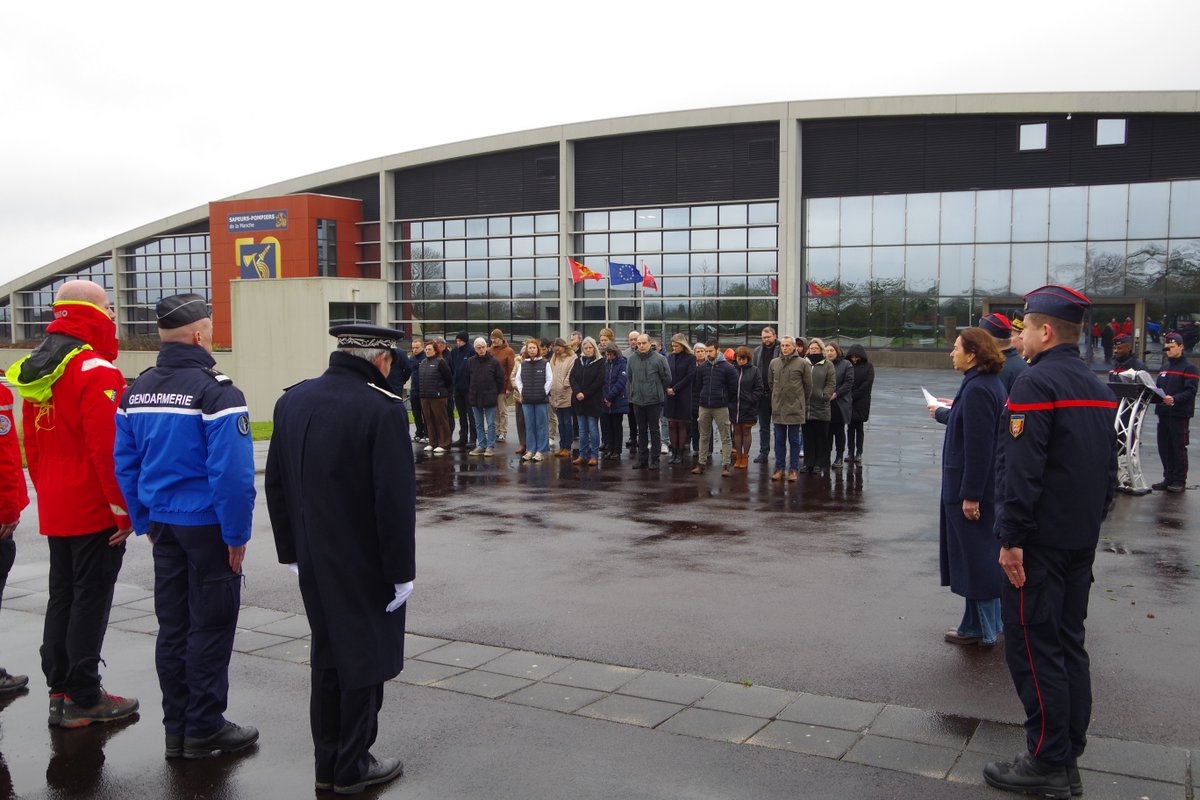 1/2 A midi, l’ensemble des personnels du #SDIS50, comme ici à l’État-major en présence du Directeur de cabinet @prefecture50, de l’équipe <a href="/helicodragon50/">dragon50</a>, de <a href="/udsp50/">UDSP50</a> <a href="/Gendarmerie_050/">Gendarmerie de la Manche</a> <a href="/PoliceNationale/">Police nationale</a> ont rendu hommage au docteur Sophie FLEURQUIN et à l'adjudant Maxime PILLITIERI.