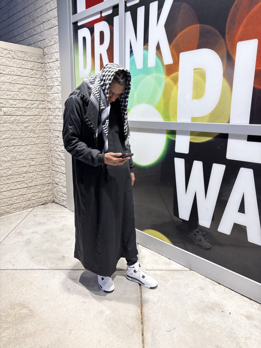 1500Dev's tweet photo. All the cold nights, shiverin, Rice Krispies, no sugar
I relate to the trenches, I'd die for my brothers🤲🏾🩸 https://t.co/hD9uHAoLbt