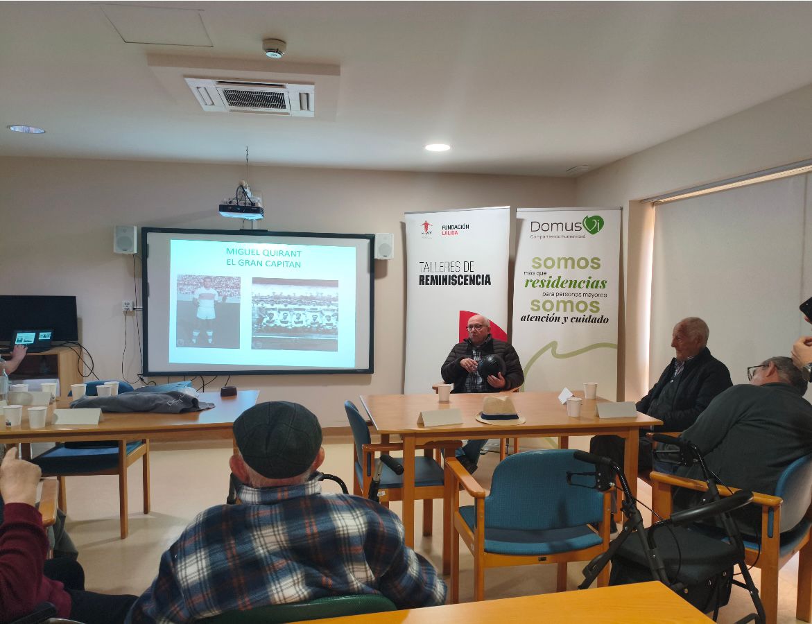 FEAFV's tweet photo. 👤⚽️ Miguel Quirant, el gran Capitán del @elchecf, emociona a los participantes del #TallerFútbolReminiscencia en su visita a la Residencia @DomusVi_Es Santa Pola

❗️Gracias leyenda por tu cercanía 🔝❗️

#FutbolContraElOlvido⚽️🧠 #FEAFV  &amp; @FundacionLaLiga https://t.co/qkF0CyL0vD