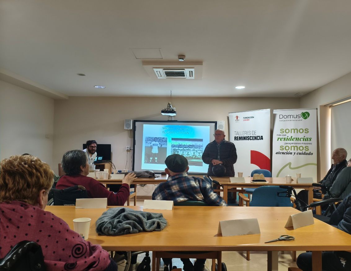 FEAFV's tweet photo. 👤⚽️ Miguel Quirant, el gran Capitán del @elchecf, emociona a los participantes del #TallerFútbolReminiscencia en su visita a la Residencia @DomusVi_Es Santa Pola

❗️Gracias leyenda por tu cercanía 🔝❗️

#FutbolContraElOlvido⚽️🧠 #FEAFV  &amp; @FundacionLaLiga https://t.co/qkF0CyL0vD