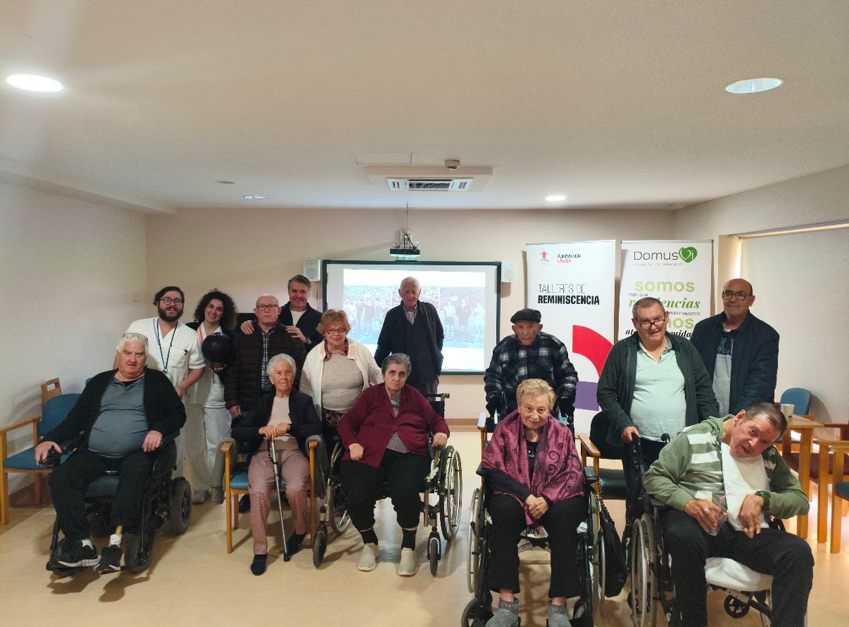 FEAFV's tweet photo. 👤⚽️ Miguel Quirant, el gran Capitán del @elchecf, emociona a los participantes del #TallerFútbolReminiscencia en su visita a la Residencia @DomusVi_Es Santa Pola

❗️Gracias leyenda por tu cercanía 🔝❗️

#FutbolContraElOlvido⚽️🧠 #FEAFV  &amp; @FundacionLaLiga https://t.co/qkF0CyL0vD