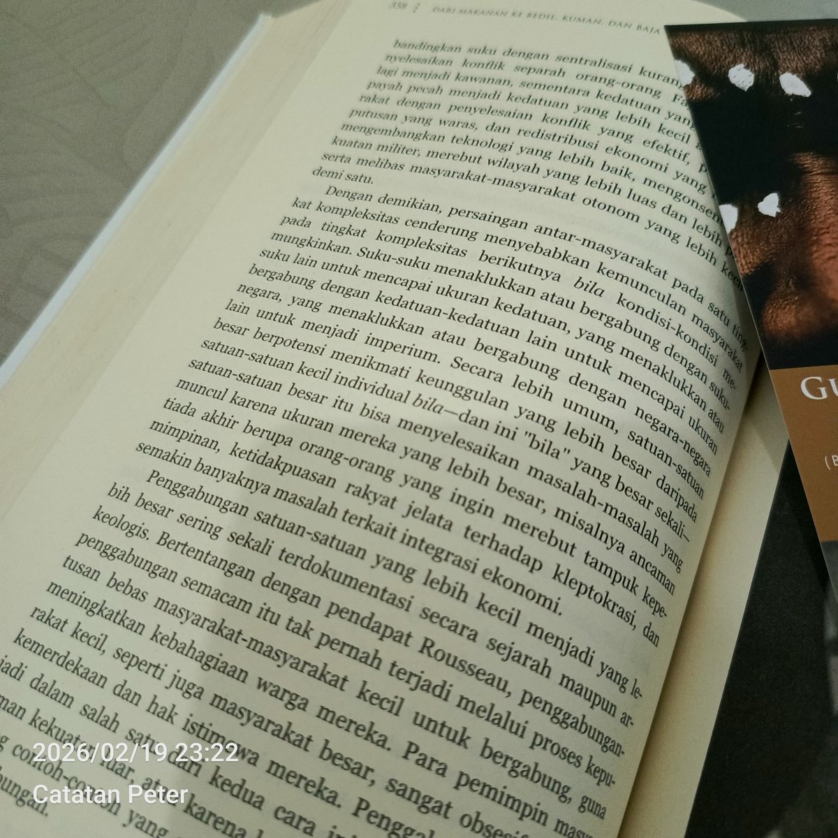 Jared Diamond menyusunnya dengan sangat hati-hati dan teliti. Sehingga sangat logis argumentasinya.