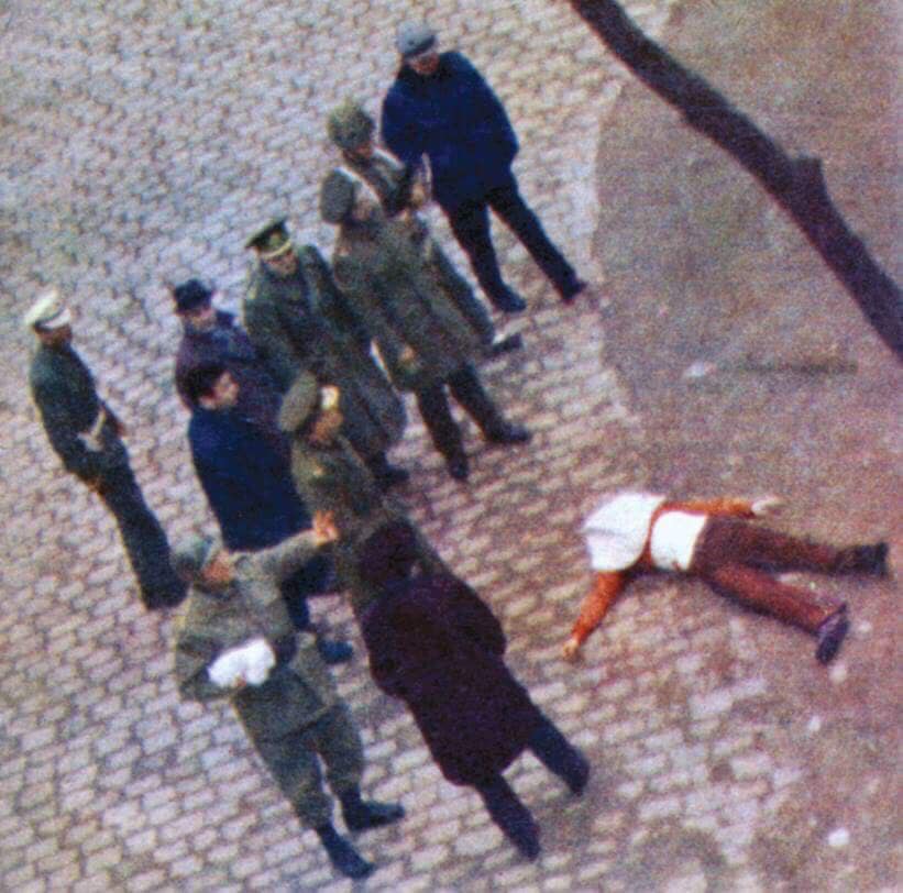 Bugün Ulaş Bardakçı'nın 54. Ölüm yıldönümü...  

Bu fotoğraf Ulaş'ın öldürüldükten sonra evin önünde çekilen fotoğrafıdır. Bu fotoğraf canına okunmuş bir gençliğin ortak hatıratıdır. Orada, yerde yirmi beş kurşunla delik deşik edilmiş yatan delikanlı Ulaş Bardakçı değil, bir