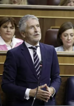 Marlaska: "De la única persona que podré aceptar una crítica, es de la víctima. Si ella entiende que le he fallado, dimitiré".

Solo le ha faltado decir: "Que se atreva y verá la que le cae"