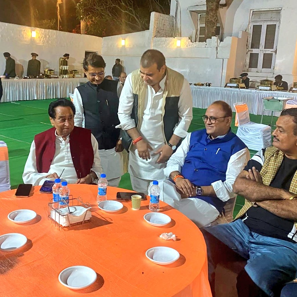 आज भोपाल में पूर्व मुख्यमंत्री आदरणीय कमलनाथ जी द्वारा उनके आवास पर आयोजित स्नेहभोज में शामिल हुआ, इस दौरान कमलनाथ जी से विभिन्न राजनीतिक मुद्दों पर सार्थक चर्चा हुई ।
<a href="/OfficeOfKNath/">Kamal Nath</a>