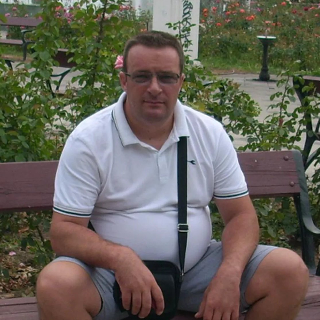 İtalya'da 3 köpeğiyle birlikte aynı evde yaşayan 52 yaşındaki Allegrucci, evinde fenalaşarak hayatını kaybetti.

• Allegrucci'den uzun süre haber alamayan yakınları, ekipleri harekete geçirdi.
• Ekipler, ağır kokuların geldiği evin kapısını kırarak içeri girdi.
• Yapılan