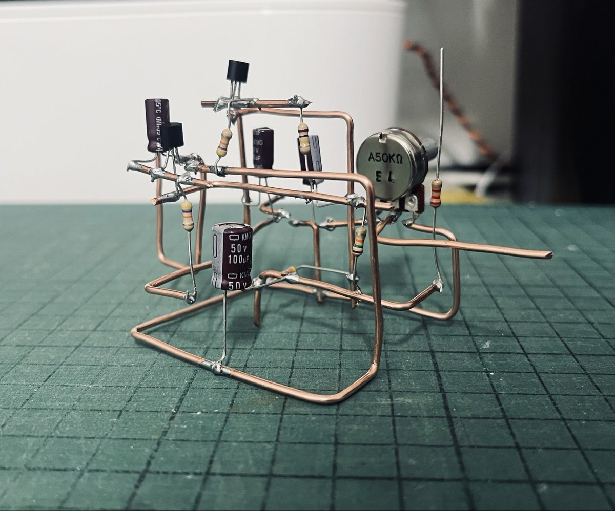 空中配線日記

あとちょっと！

やっぱり半田付けがきれいにいかない！難しすぎ。
音出るのか？これ、、、

#エフェクター　#電子工作