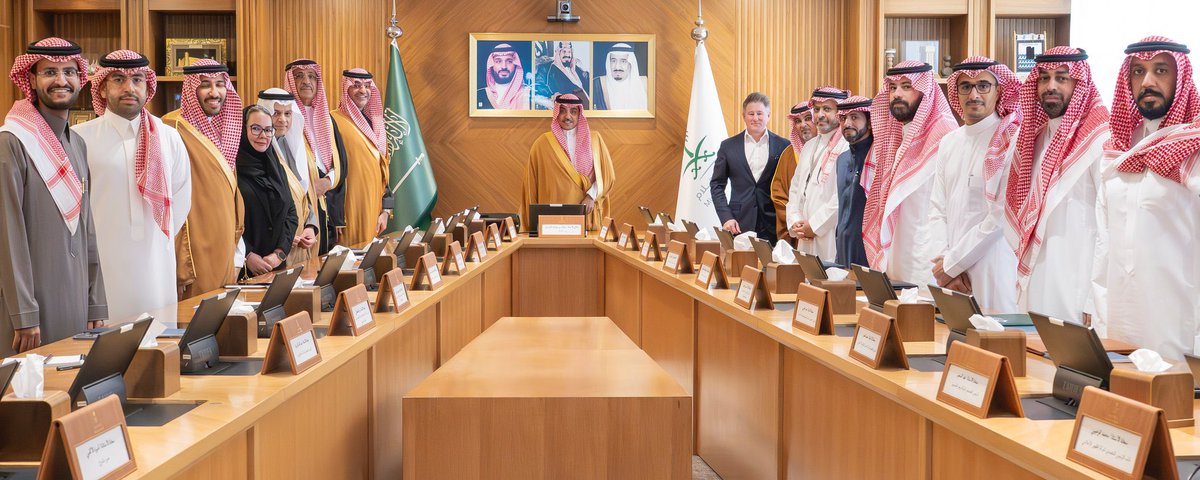 ttalahmari's tweet photo. لاحظت خلال اليومين الماضيين صور حديثة من وزارة الإعلام ومن هيئة الطيران المدني تقدم الاجتماعات بطريقة أكثر حيوية وجمال عن الصور التقليدية القديمة، حيث يلتفت الجميع باتجاه الصورة ويتم التقاطها بشكل أكثر تنظيماً واحترافية وهذا بُعد جميل في العناية بتفاصيل ظهور الجهات اتصالياً. https://t.co/9JDcXv5qSm