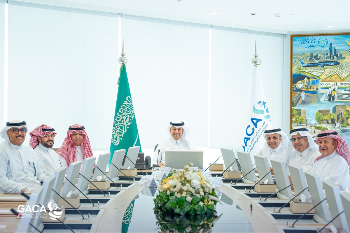 لاحظت خلال اليومين الماضيين صور حديثة من وزارة الإعلام ومن هيئة الطيران المدني تقدم الاجتماعات بطريقة أكثر حيوية وجمال عن الصور التقليدية القديمة، حيث يلتفت الجميع باتجاه الصورة ويتم التقاطها بشكل أكثر تنظيماً واحترافية وهذا بُعد جميل في العناية بتفاصيل ظهور الجهات اتصالياً.