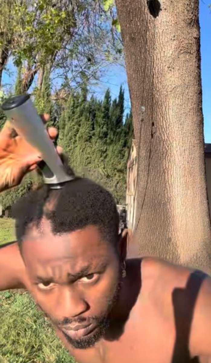 YollarBin's tweet image. Davido don do am again 😭😂😂