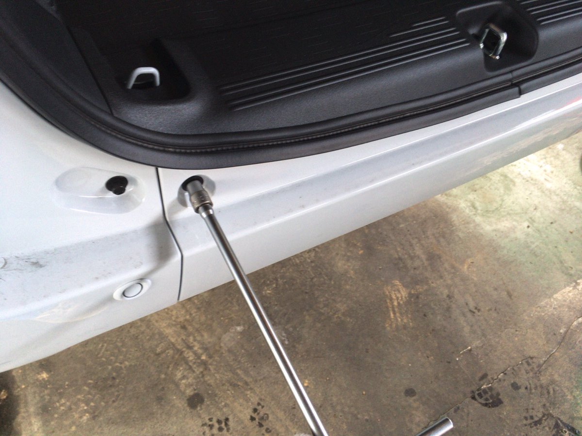 teammho's tweet image. スペアタイヤはあるはずだけど・・

プルルルル

客　すみません！車、縁石に乗り上げちゃってパンクさせちゃいまして・・・教えて欲しいんです！

僕　大丈夫ですか？（かかってきた電話番号で車両データ検索・・NVANかぁあぁぁぁぁぁぁぁぁ）

客