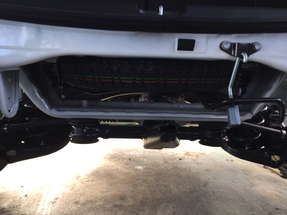 teammho's tweet image. スペアタイヤはあるはずだけど・・

プルルルル

客　すみません！車、縁石に乗り上げちゃってパンクさせちゃいまして・・・教えて欲しいんです！

僕　大丈夫ですか？（かかってきた電話番号で車両データ検索・・NVANかぁあぁぁぁぁぁぁぁぁ）

客