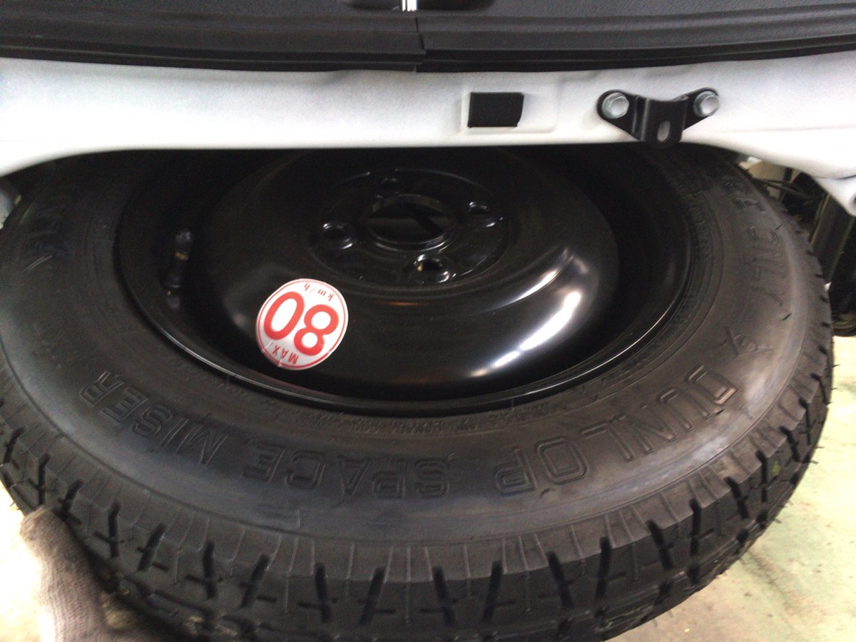 teammho's tweet image. スペアタイヤはあるはずだけど・・

プルルルル

客　すみません！車、縁石に乗り上げちゃってパンクさせちゃいまして・・・教えて欲しいんです！

僕　大丈夫ですか？（かかってきた電話番号で車両データ検索・・NVANかぁあぁぁぁぁぁぁぁぁ）

客